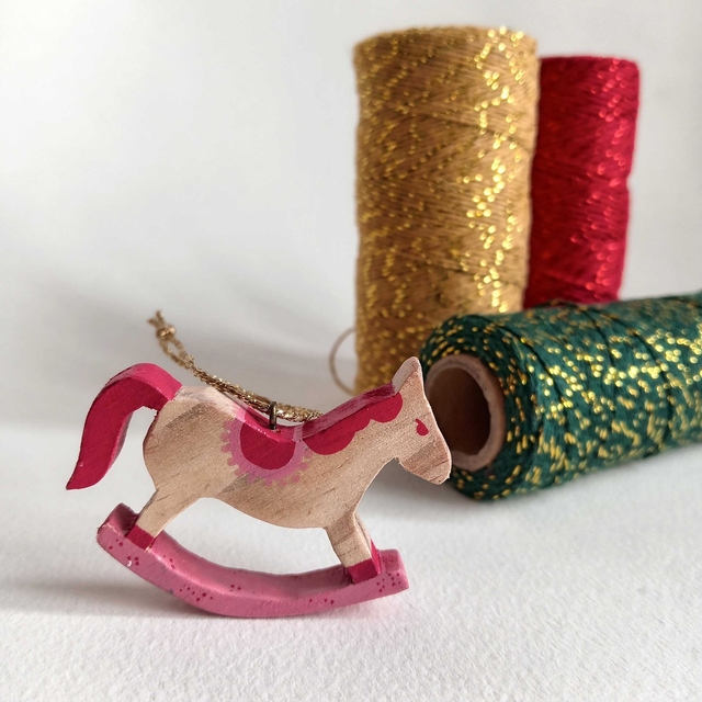 Cheval à bascule rose