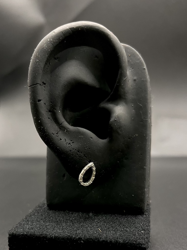 Brinco oval cravejado 