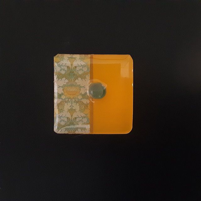 Broche petit carré collection floral fond jaune d&#039;or-bande impression tapisserie harmonie de vert et jaune-cabochon vert