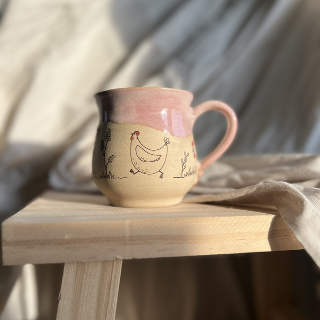 Keramiktasse mit Huhn-Motiv in rosa