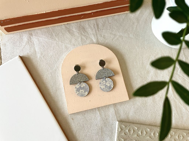 Boucles d’oreilles Demi lune argentée et rond fleuri