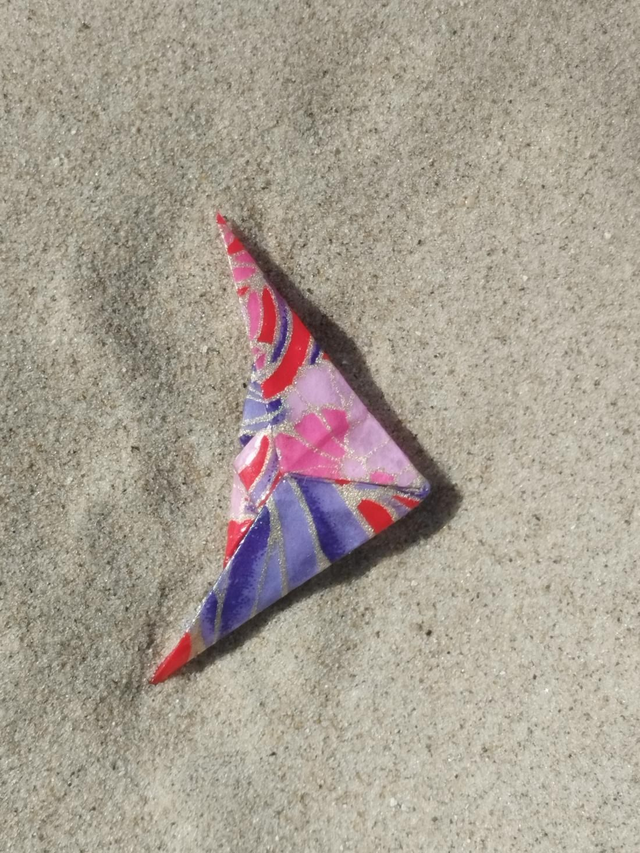 Broche cerf-volant rouge/ violet à motifs floraux