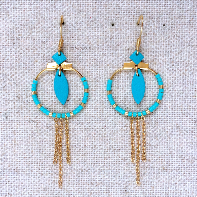 Boucles d’oreilles « Stretto » dorées, cuir turquoise vif