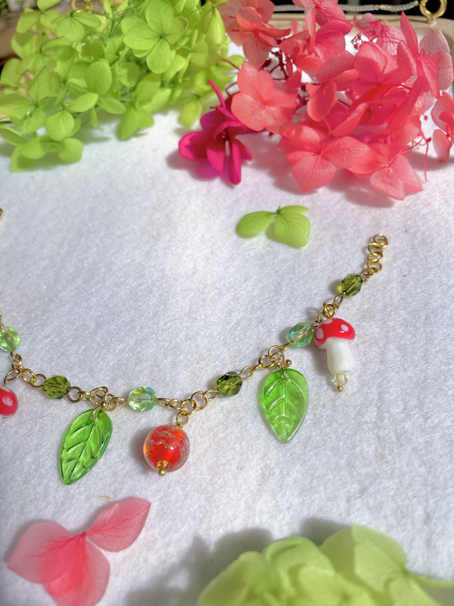 Bracelet " Feuilles et Champignons" - Rouge et vert // vendu - sur commande