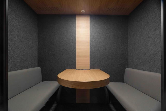 Cabina insonorizada para 2-4 personas | 14€/hora | Mínimo 2 horas. 