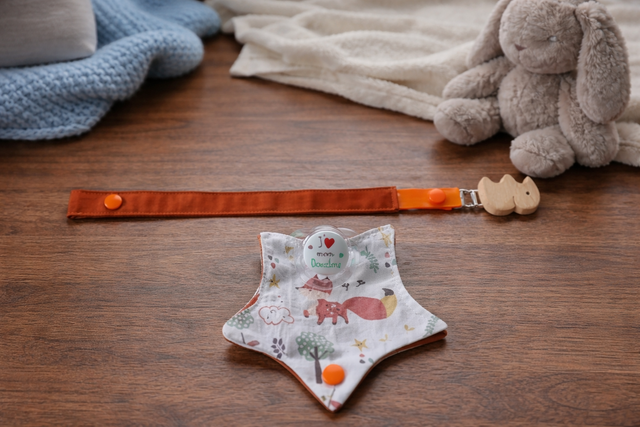 Attache tétine avec pochette de rangement   