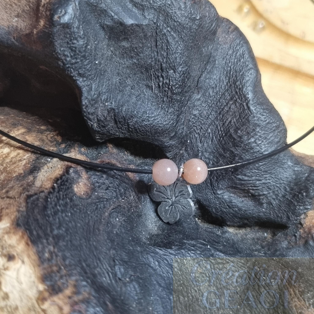 Collier hibiscus :pierre de soleil créer sur commande délai de 10 jours ouvrable