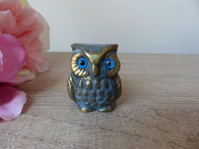 Figurine Miniature Chouette en Laiton aux Yeux Bleus – Sculpture Grecque Vintage et Porte-Bonheur