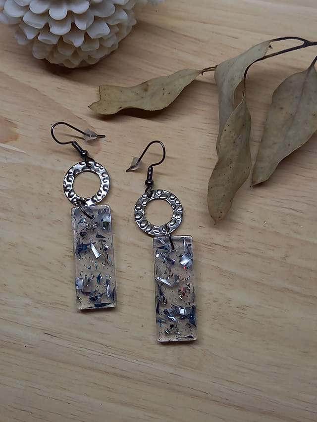 Boucles d&#039;oreilles Résine - rectangle résine avec incrustations paillettes/ papier métal et cercle métal 