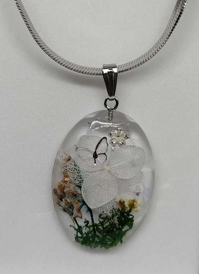 Collier pendentif Lou coloris blanc argenté 