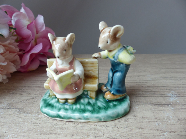 Figurine Vintage Couple de Lapins en Céramique Émaillée – Scène Romantique au Parc – Décoration Cadeau Amoureux – Peinte à la Main – 8 cm
