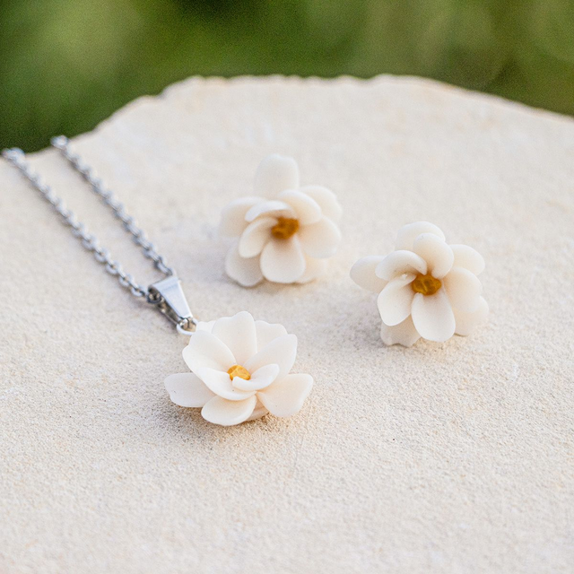 Frühlingshafte Kirschblüten-Ohrringe, Ohrstecker oder Halskette mit gefüllter Kirschblüte aus Polymerton, weiß, allergikerfreundlich und nickelfrei