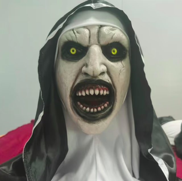 The Nun full face latex masker Valak