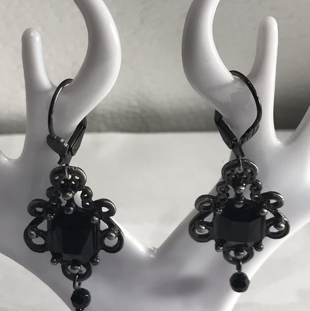 Black Dangling Earrings-BDE550
