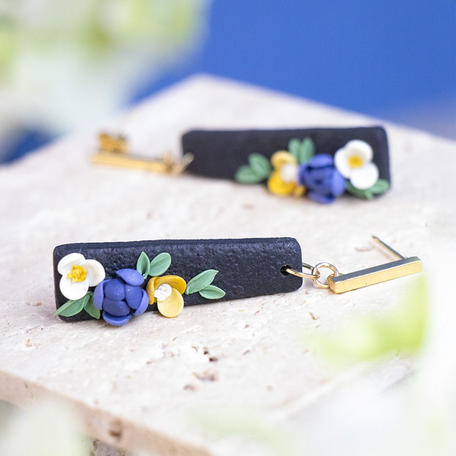 Handgemachte Blumenohrringe mit floralen Elementen im Boho Style, blau, weiß und gelb