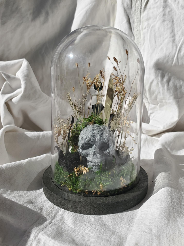 D22 Epée dans tête de pierre noire