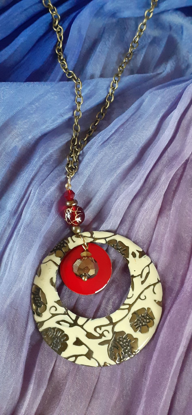Coroa Collier avec gros pendentif rouge et disque émaillé blanc cassé 