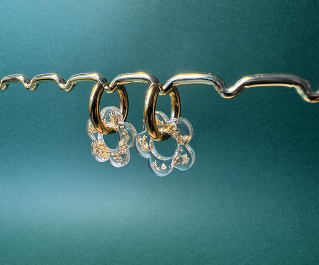 Créoles petites fleurs résine feuille d’or acier inoxydable 