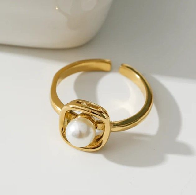 Bague "Eclat" Dorée Perle Dans son carré en acier inoxydable