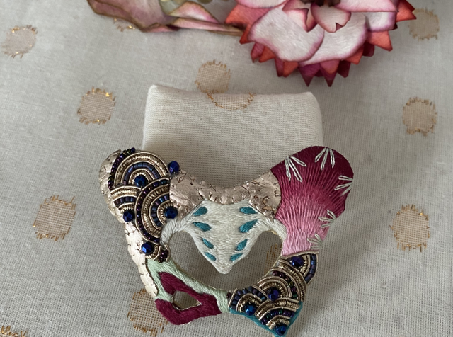 Broche brodée pelvis bordeaux bleu