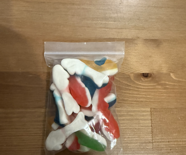 100g gummy sharks 
