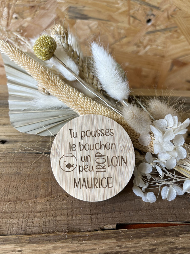Décapsuleur magnétique en bambou "Tu pousses le bouchon Maurice"