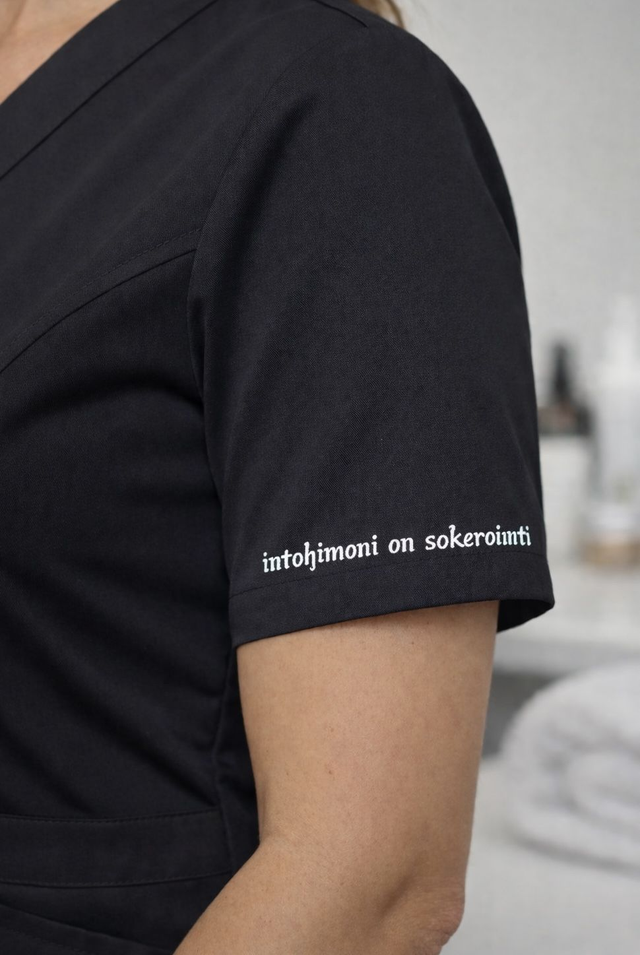 Intohimoni on sokerointi - painatus vas.hihaan kosmetologin työpaitaan