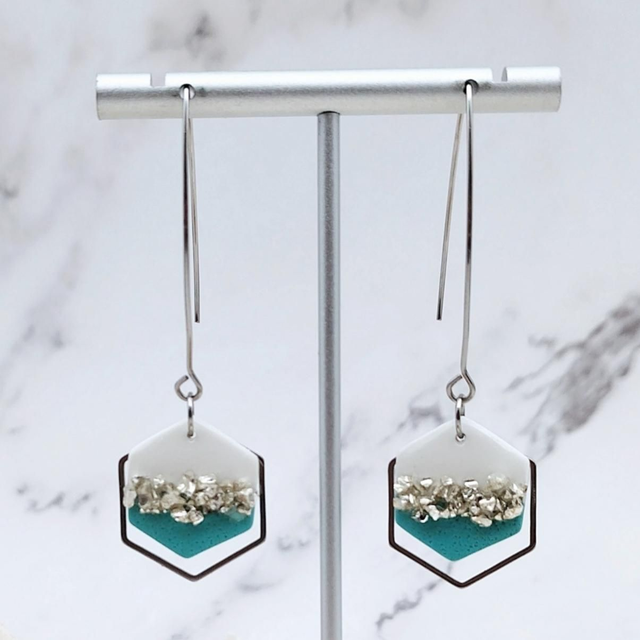 Boucles d&#039;oreilles &quot;Héxa&quot;, Bleu, Blanc et Rocaille argentée