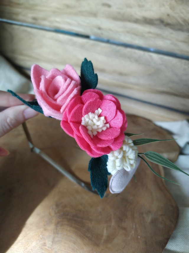 Serre-tête fleuri argenté fleurs feutrine rose