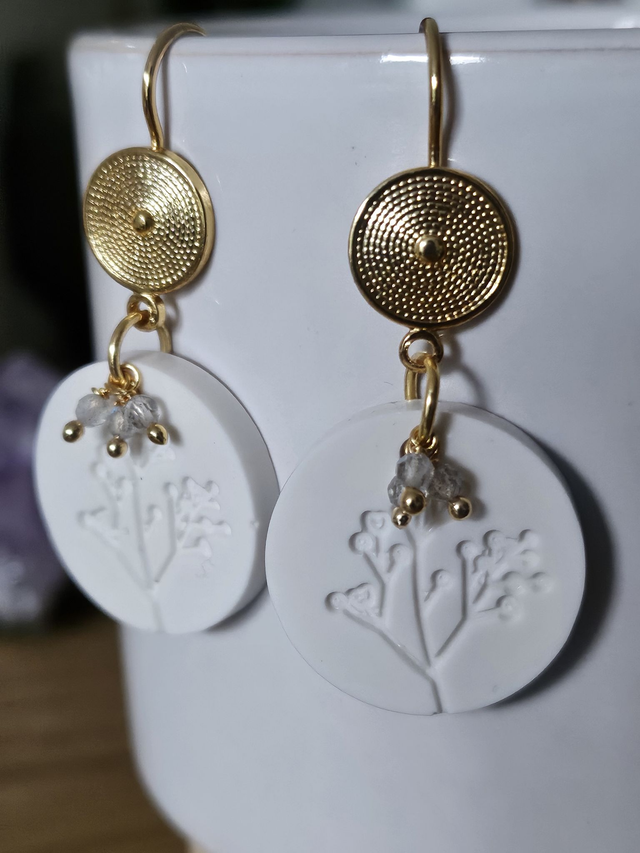 Boucles d&#039;oreilles ethniques dorées , jesmonite et labradorite