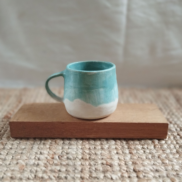 Tasse ronde avec anse, argile blanc, émail turqoise et blanc