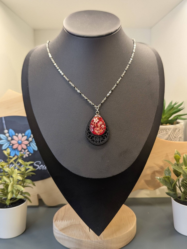 Collier mi long avec chaine couleur argent et noir et deux pendentifs. 