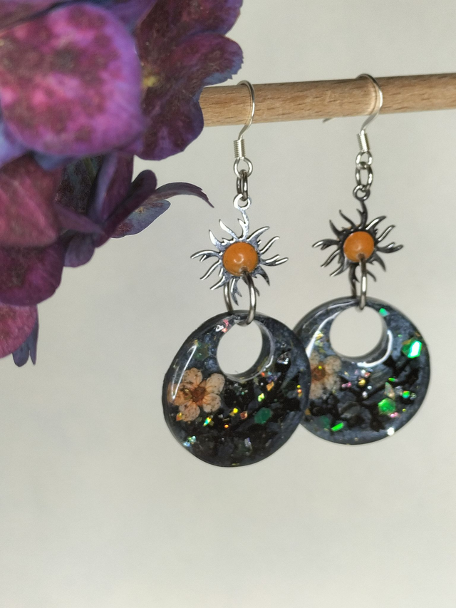 Boucles pendantes grises et brillance automnale