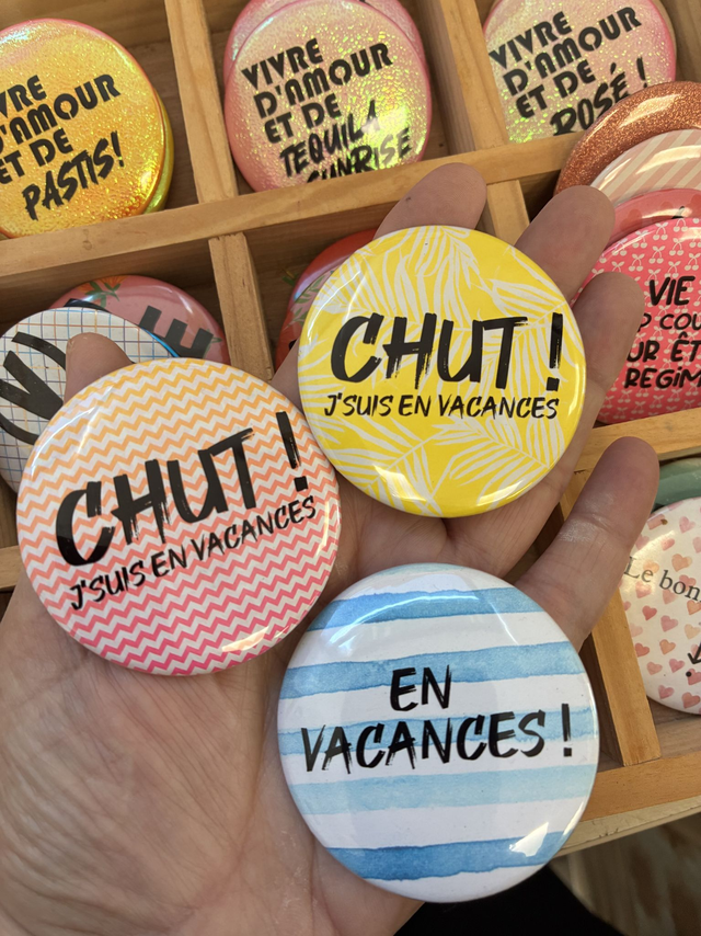 Badge Chut j&#039;suis en vacances ! 