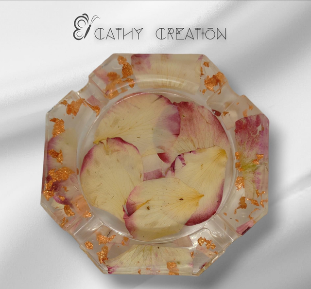 Cendrier avec inclusion de pétales de roses