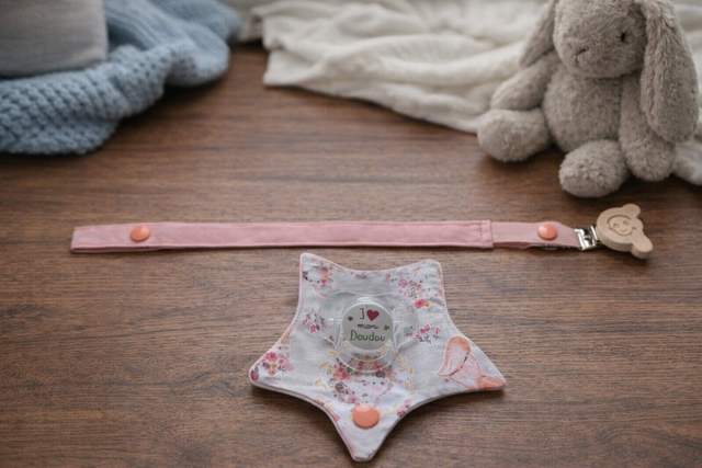 Attache tétine avec pochette de rangement   