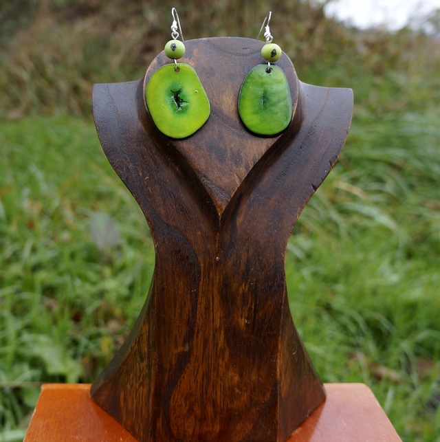 Grandes chips avec perles vertes