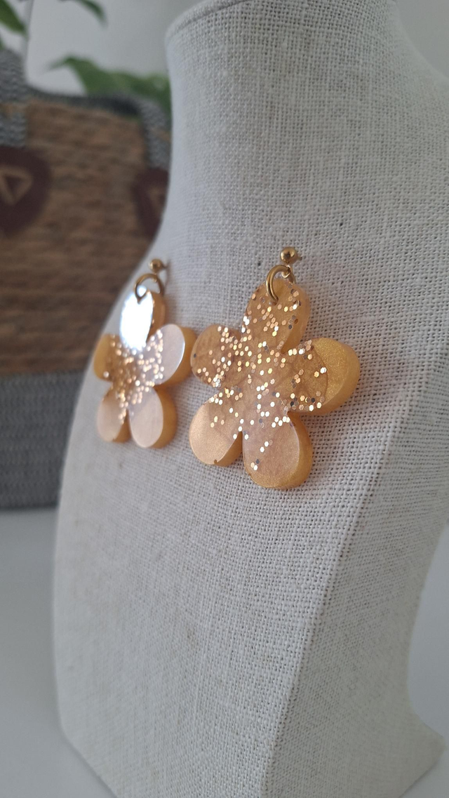 Boucles oreilles fleurs dorées et paillettes 
