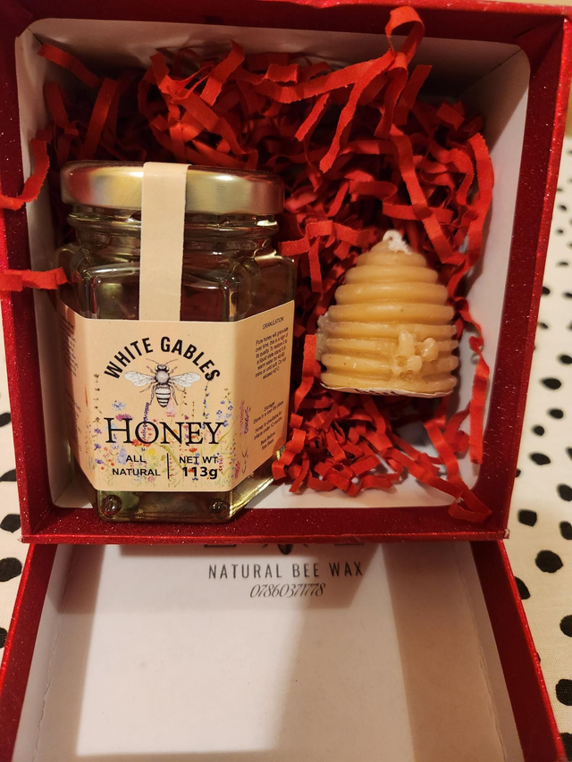 Small gift box 4oz honey &amp; bees wax sket candle 