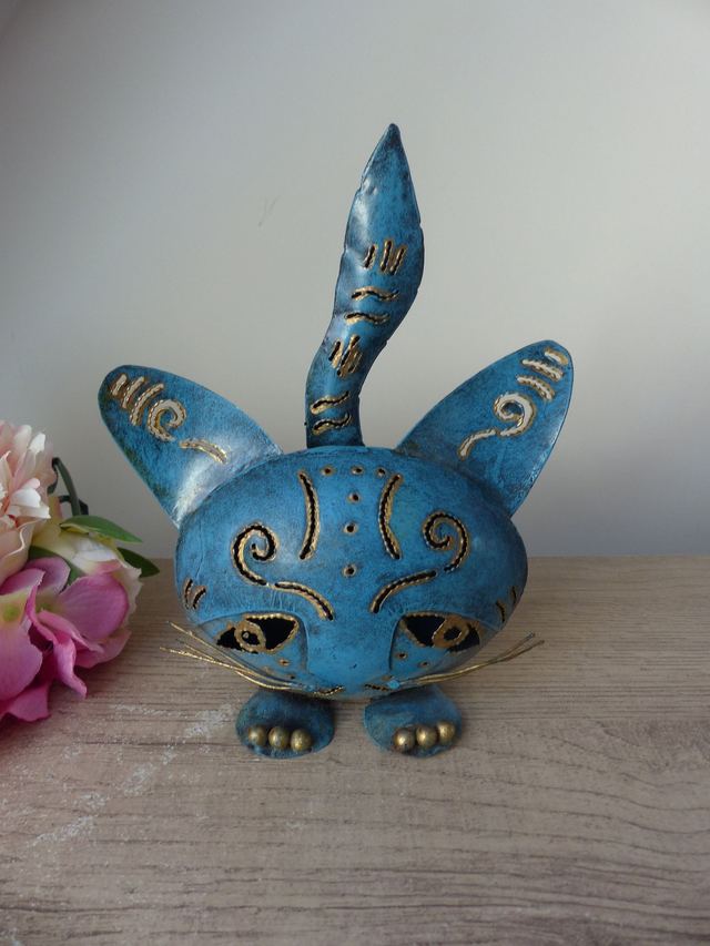 Sculpture Photophore Chat en Métal Recyclé – Bougeoir Chat Bleu et Doré Fait Main – Déco Originale Artisanale pour Maison ou Cadeau