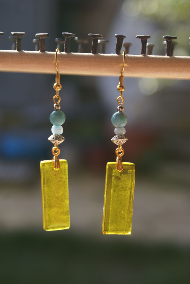 Boucles d&#039;oreilles en verre jaune d&#039;or. 
