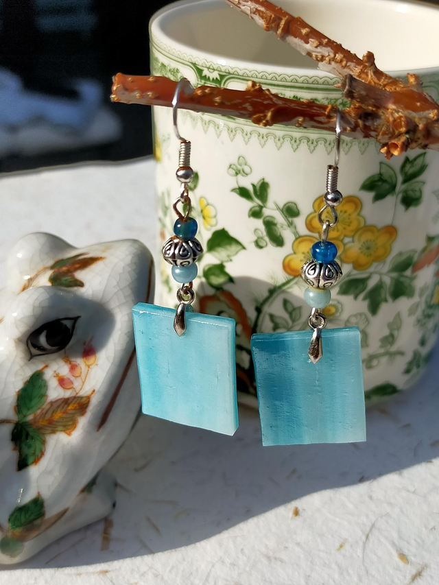 Boucles d&#039;oreilles en verre bleu. 