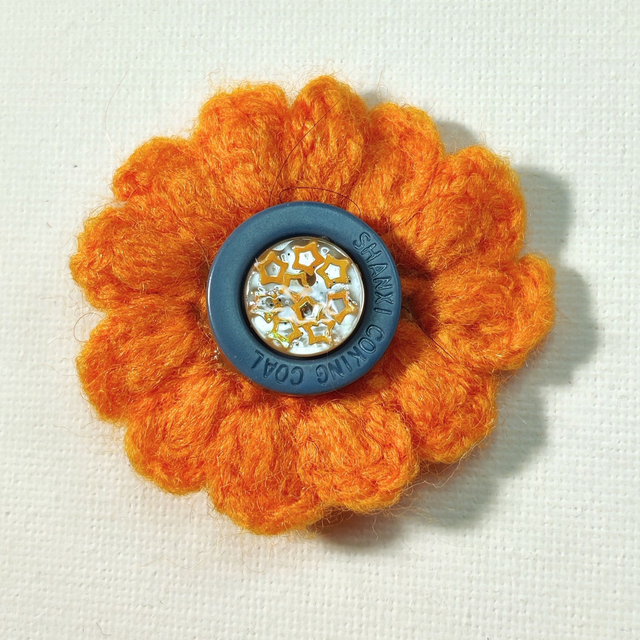 Barrette fleur simple orange crochet bouton bleu orange pince crocodile