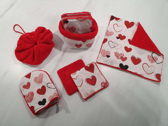 Kit lingettes + serviette + fleur douche - cœurs rouges