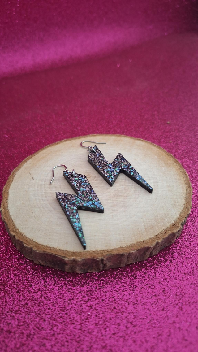 Boucles d&#039;oreilles argentées éclairs noirs paillettes blanches Holographiques 