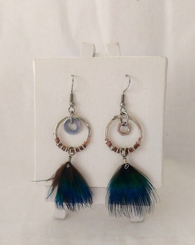 Boucles d'oreilles upcyclées plume de paon