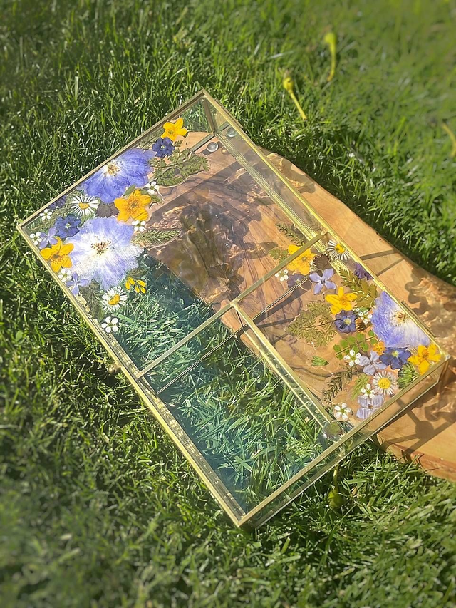 Sklenená šperkovnica so skutočnými kvetmi