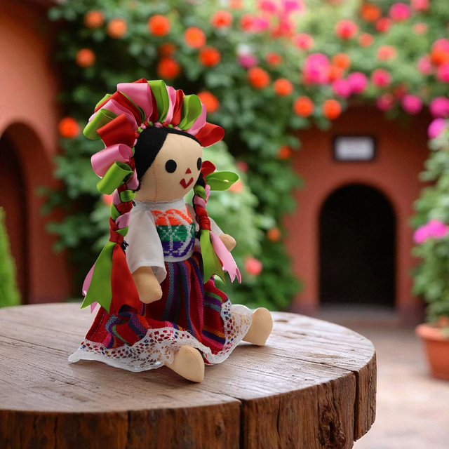 Poupée Lélé artisanale (L) – Coiffe verte, rose et rouge