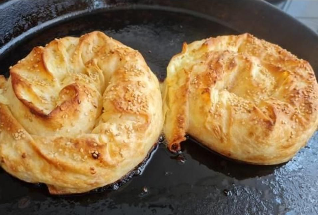 Börek (mit Spinat-, Käse-, Fleisch-, Kartoffel)
