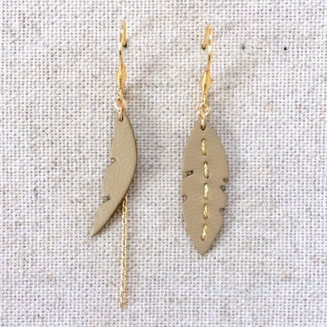 Boucles d’oreilles « Dolce » dorées, asymétriques, cuir beige